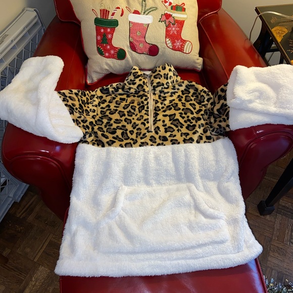 Leopard Print Sherpa Fleece Pullover Top - Picture 2 of 8
